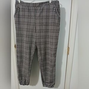 Maurices Women's Black and White Plaid Cropped Pants